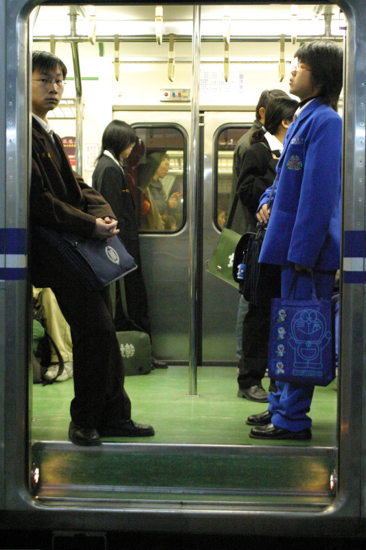 台灣鐵路旅遊攝影電車-區間車站車門的旅客攝影照片114
