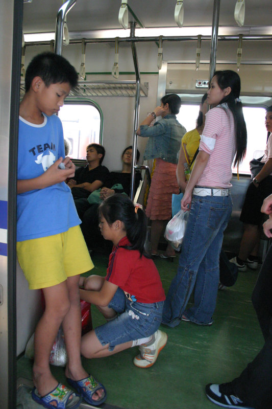 台灣鐵路旅遊攝影電車-區間車站車門的旅客攝影照片120