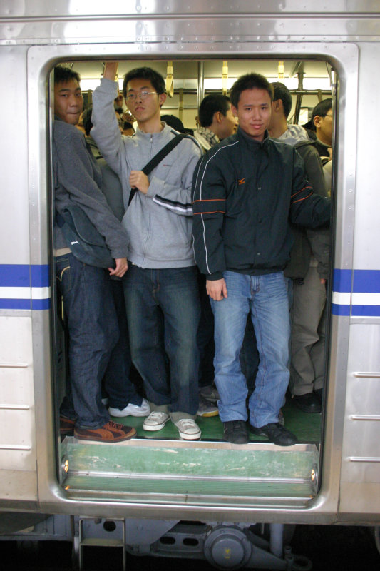 台灣鐵路旅遊攝影電車-區間車站車門的旅客攝影照片147