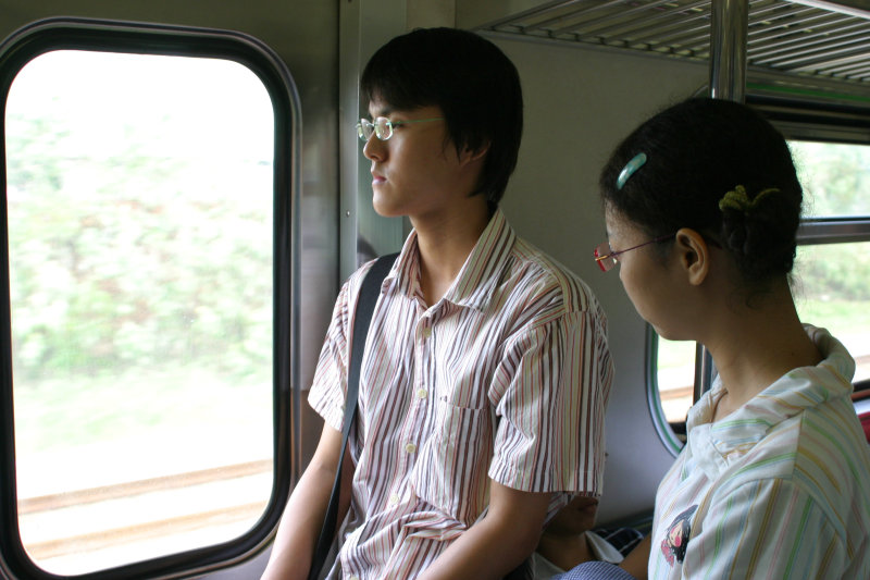 台灣鐵路旅遊攝影電車-區間車站車門的旅客攝影照片151