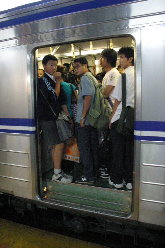 台灣鐵路旅遊攝影電車-區間車站車門的旅客攝影照片157