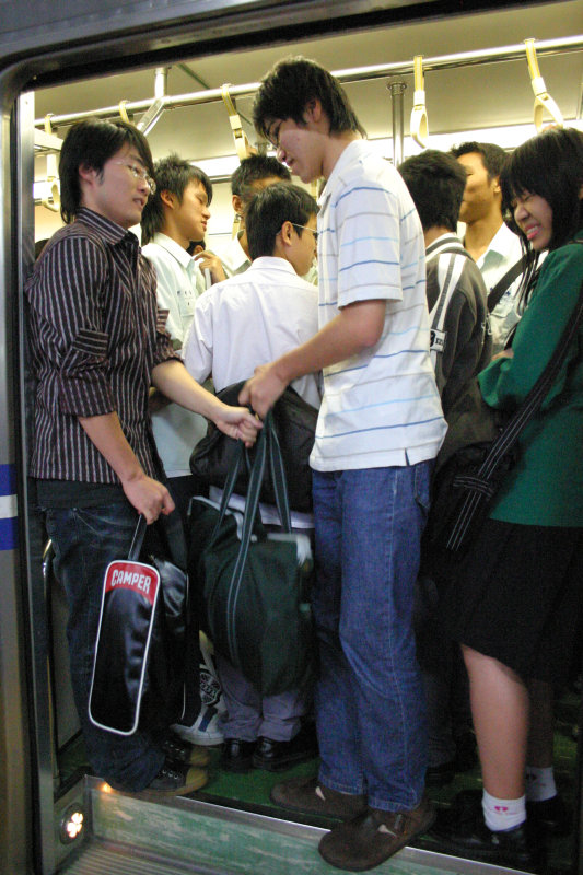 台灣鐵路旅遊攝影電車-區間車站車門的旅客攝影照片160