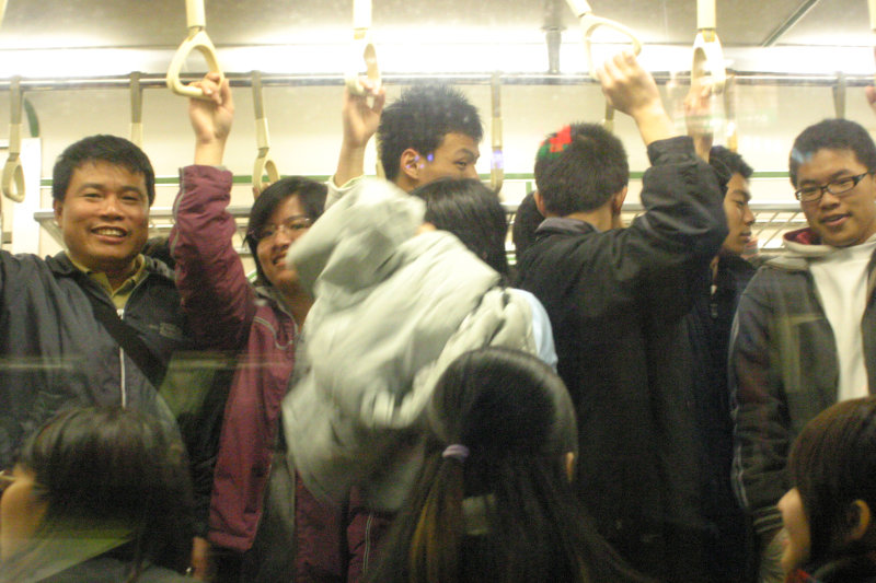 台灣鐵路旅遊攝影電車-區間車站車門的旅客攝影照片170