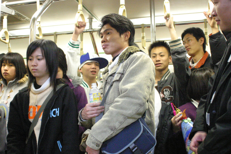 台灣鐵路旅遊攝影電車-區間車站車門的旅客攝影照片175