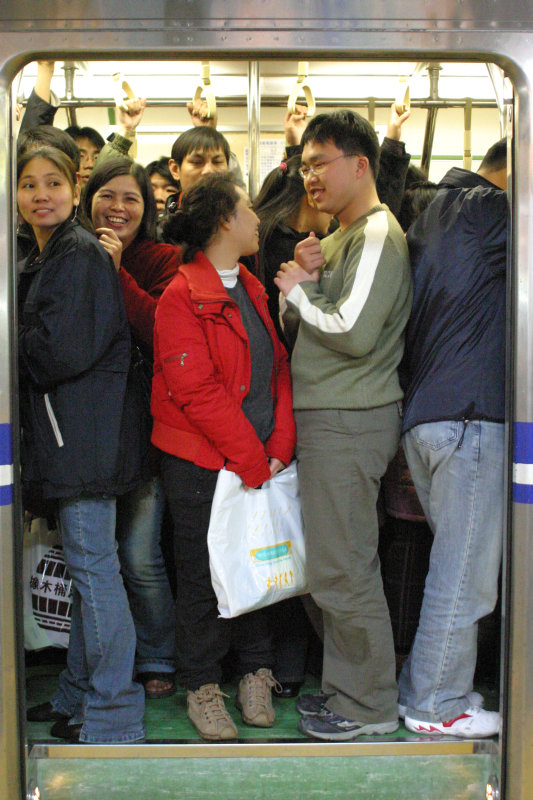 台灣鐵路旅遊攝影電車-區間車站車門的旅客攝影照片181