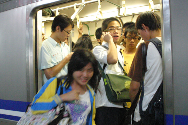 台灣鐵路旅遊攝影電車-區間車站車門的旅客攝影照片203