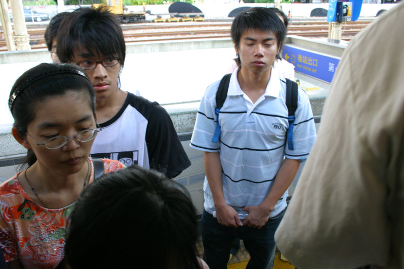 台灣鐵路旅遊攝影電車-區間車站車門的旅客攝影照片204