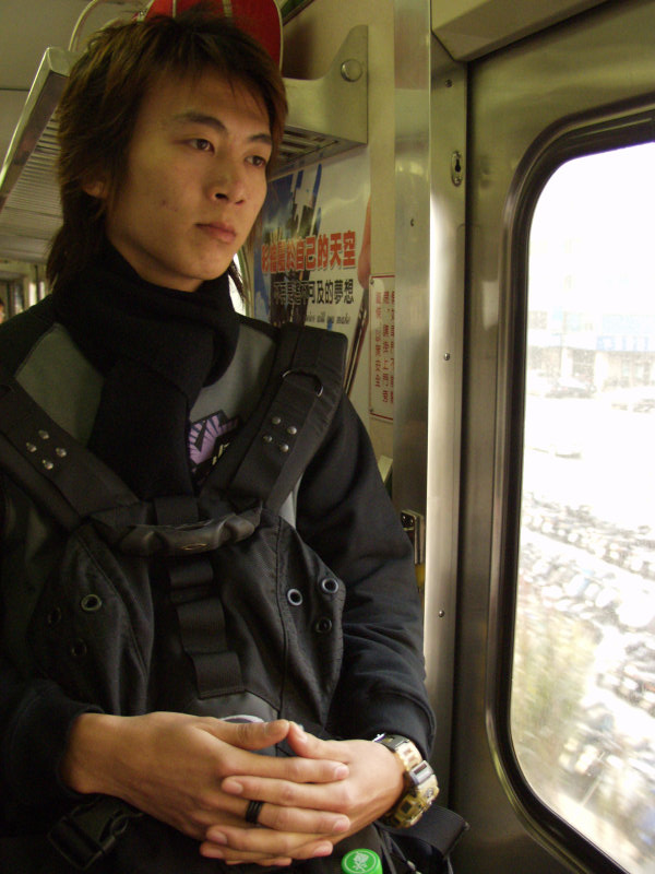 台灣鐵路旅遊攝影電車-區間車站車門的旅客攝影照片221
