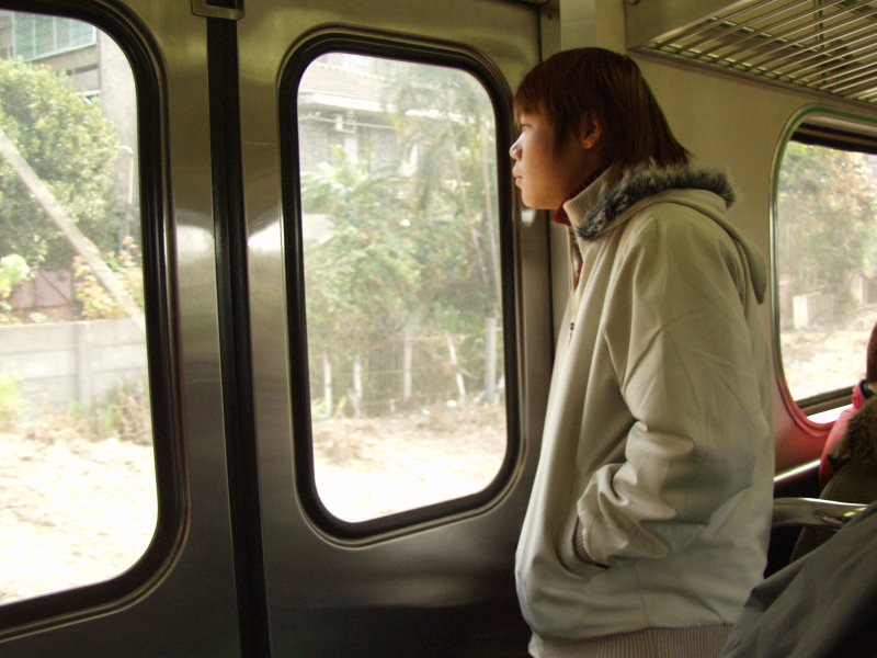 台灣鐵路旅遊攝影電車-區間車站車門的旅客攝影照片222