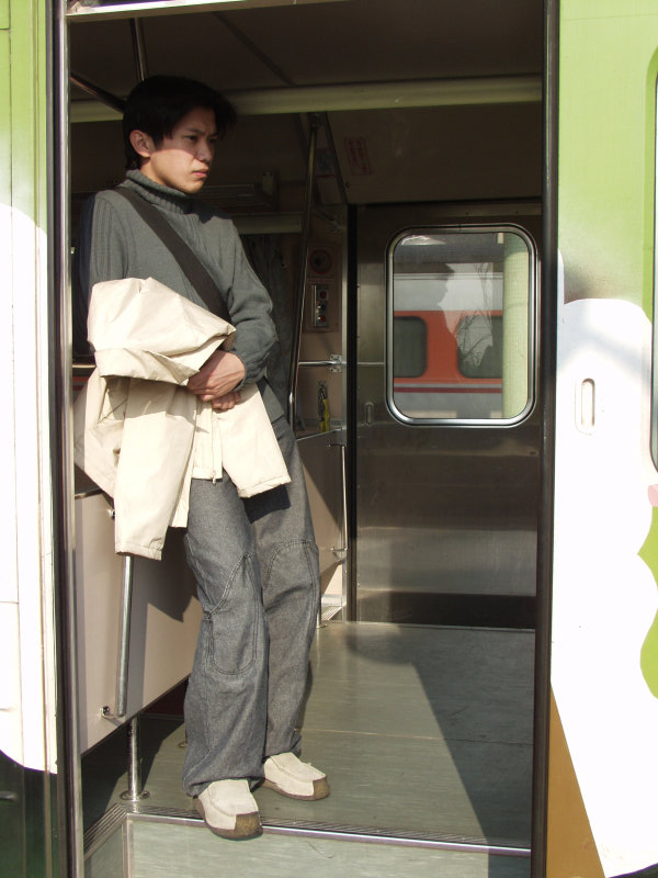 台灣鐵路旅遊攝影電車-區間車站車門的旅客攝影照片229