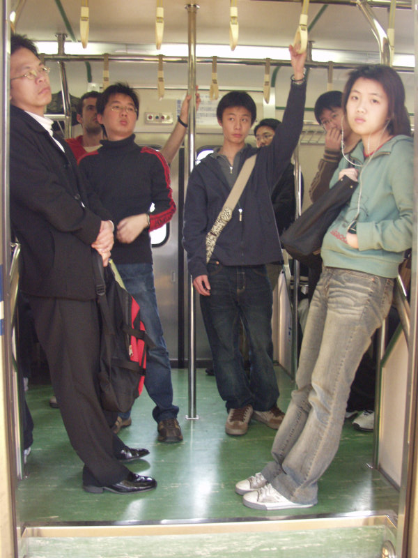 台灣鐵路旅遊攝影電車-區間車站車門的旅客攝影照片230