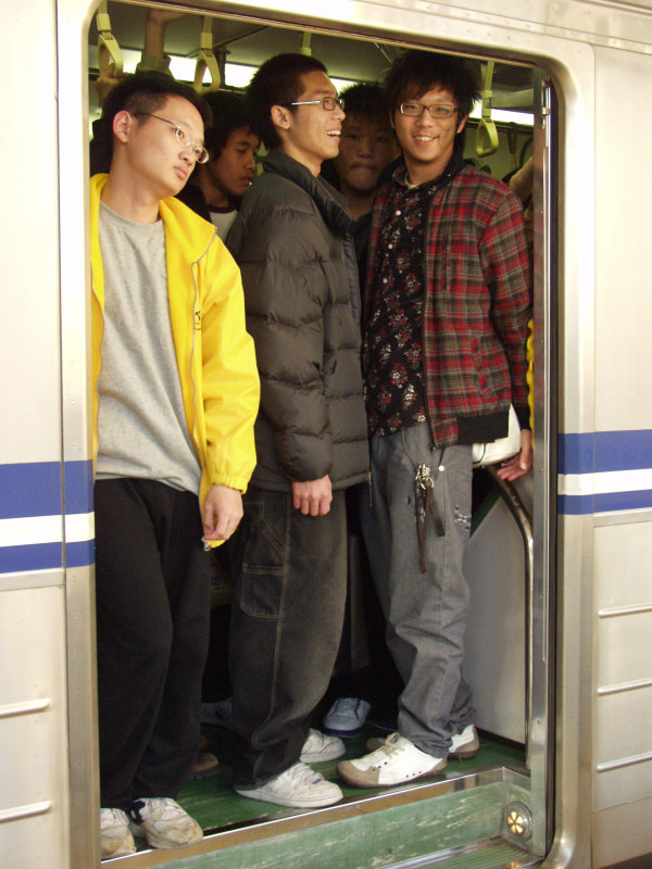 台灣鐵路旅遊攝影電車-區間車站車門的旅客攝影照片236