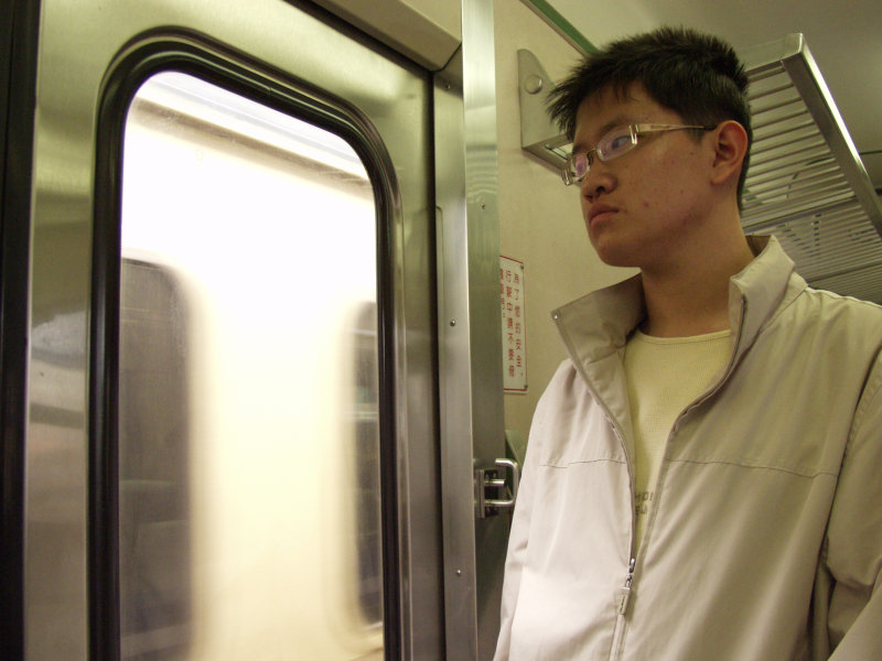 台灣鐵路旅遊攝影電車-區間車站車門的旅客攝影照片248