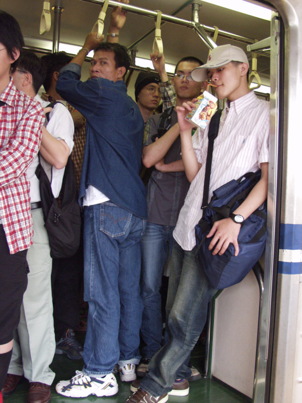 台灣鐵路旅遊攝影電車-區間車站車門的旅客攝影照片259