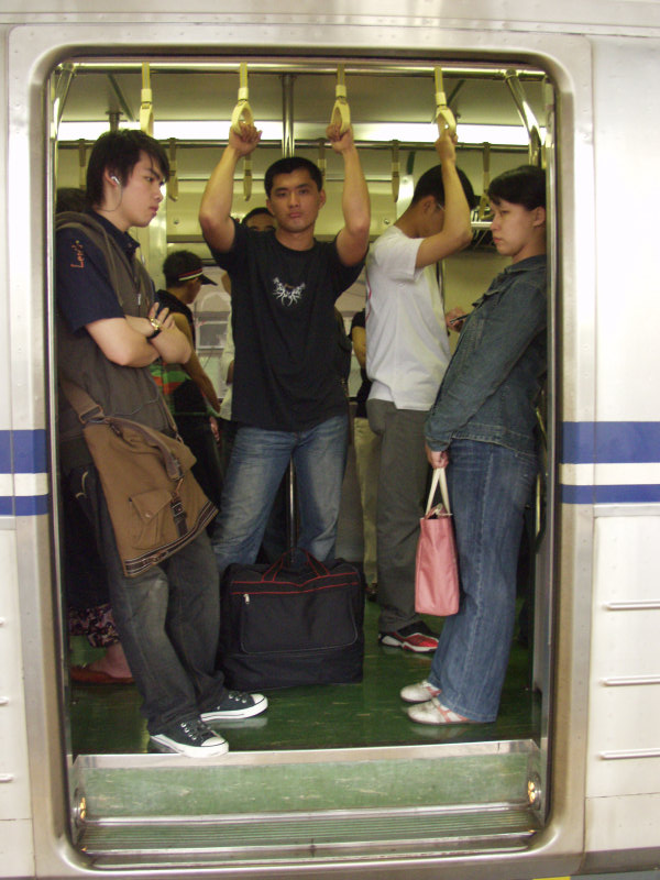台灣鐵路旅遊攝影電車-區間車站車門的旅客攝影照片261
