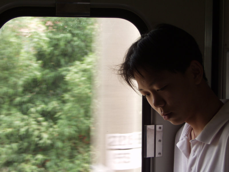 台灣鐵路旅遊攝影電車-區間車站車門的旅客攝影照片267