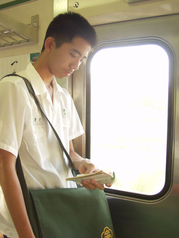 台灣鐵路旅遊攝影電車-區間車站車門的旅客攝影照片269