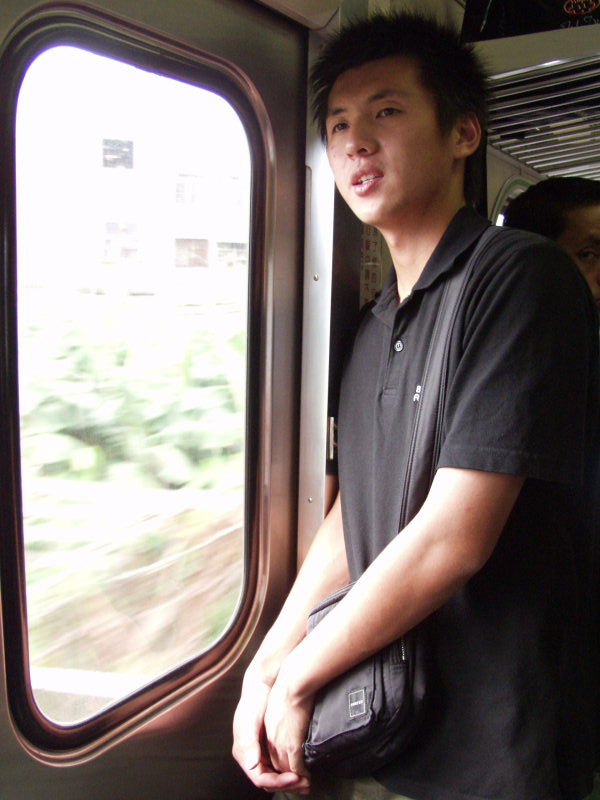台灣鐵路旅遊攝影電車-區間車站車門的旅客攝影照片275