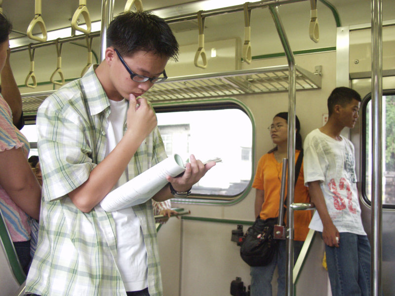 台灣鐵路旅遊攝影電車-區間車站車門的旅客攝影照片279