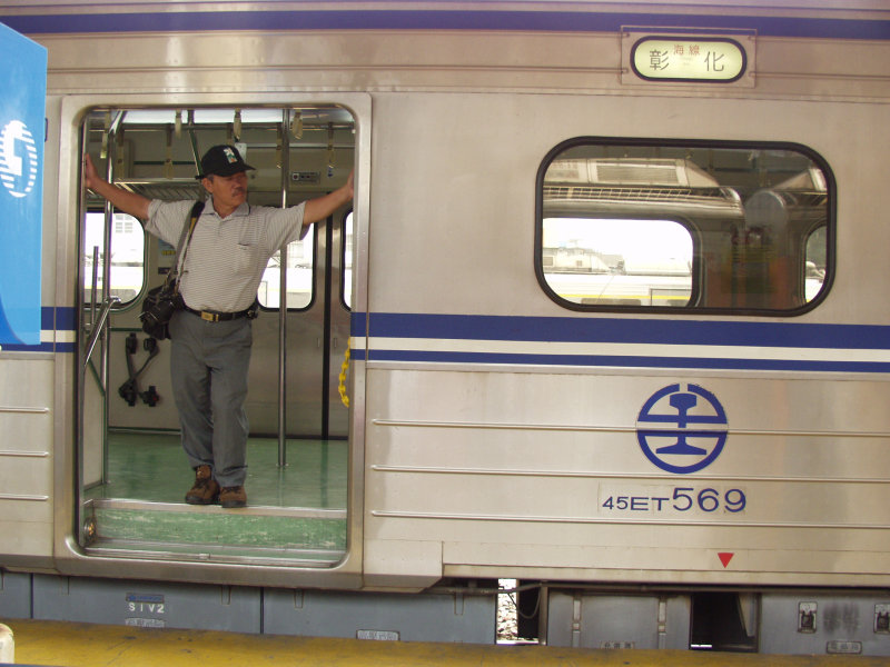 台灣鐵路旅遊攝影電車-區間車站車門的旅客攝影照片292