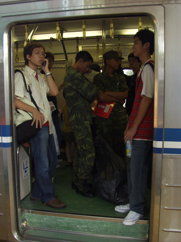 台灣鐵路旅遊攝影電車-區間車站車門的旅客攝影照片300