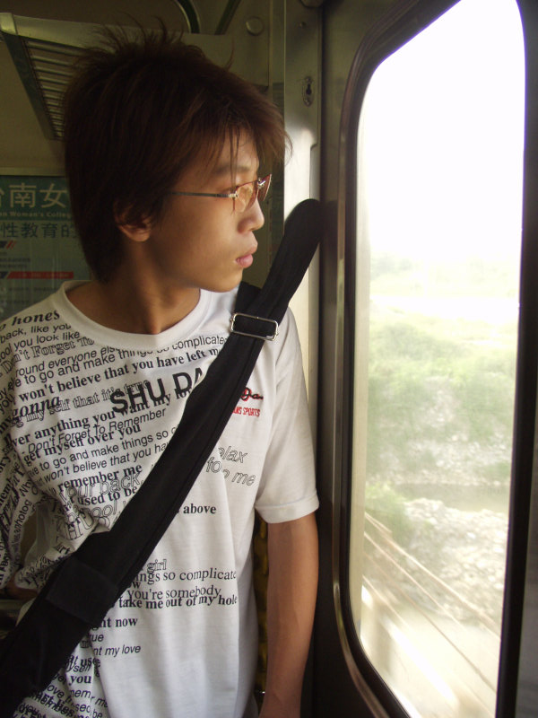台灣鐵路旅遊攝影電車-區間車站車門的旅客攝影照片316