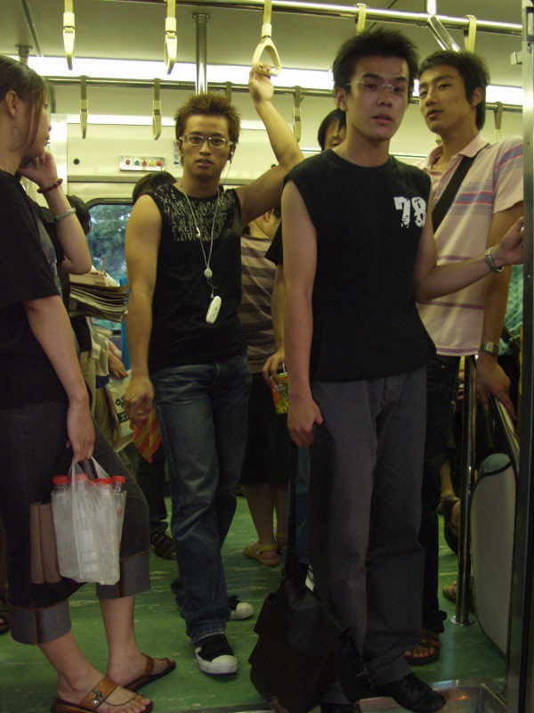 台灣鐵路旅遊攝影電車-區間車站車門的旅客攝影照片321