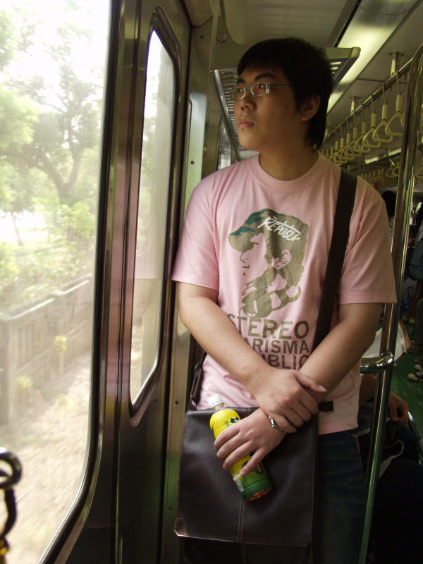 台灣鐵路旅遊攝影電車-區間車站車門的旅客攝影照片332