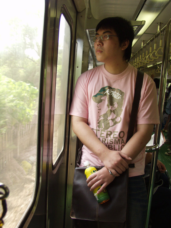 台灣鐵路旅遊攝影電車-區間車站車門的旅客攝影照片334