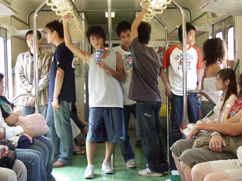 台灣鐵路旅遊攝影電車-區間車站車門的旅客攝影照片339