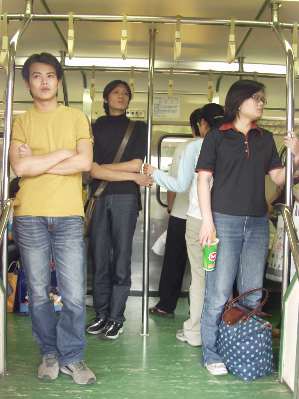 台灣鐵路旅遊攝影電車-區間車站車門的旅客攝影照片347