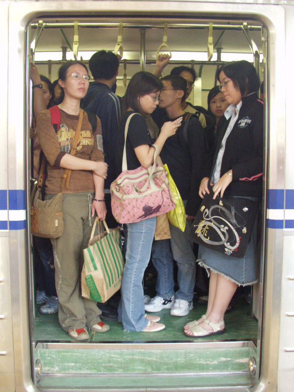 台灣鐵路旅遊攝影電車-區間車站車門的旅客攝影照片352