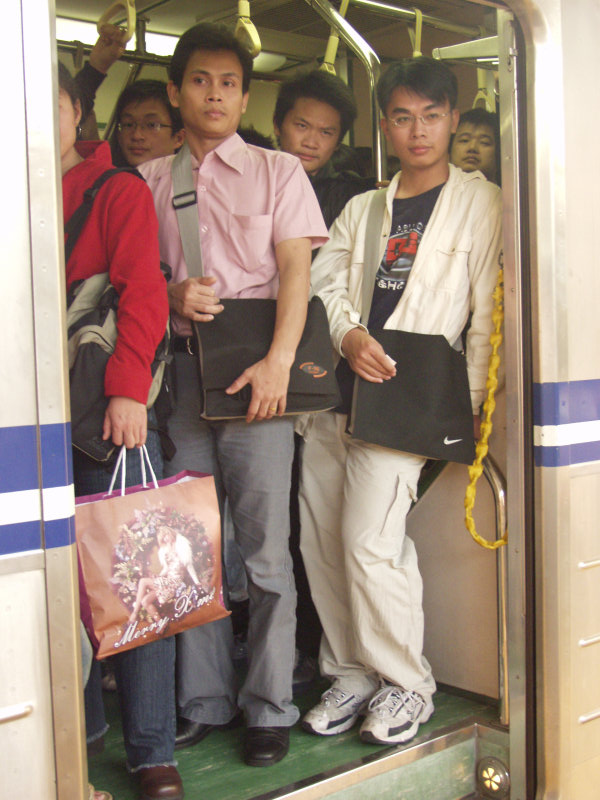台灣鐵路旅遊攝影電車-區間車站車門的旅客攝影照片363