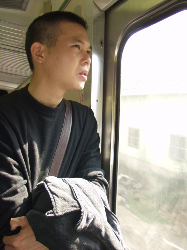 台灣鐵路旅遊攝影電車-區間車站車門的旅客攝影照片365