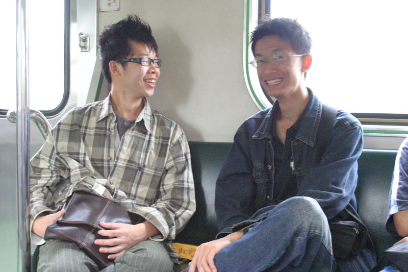 台灣鐵路旅遊攝影街拍帥哥交談旅客(1)2005-04-17攝影照片1