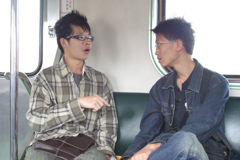 台灣鐵路旅遊攝影街拍帥哥交談旅客(1)2005-04-17攝影照片2