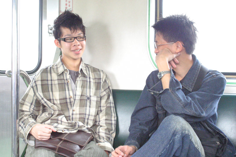 台灣鐵路旅遊攝影街拍帥哥交談旅客(1)2005-04-17攝影照片3