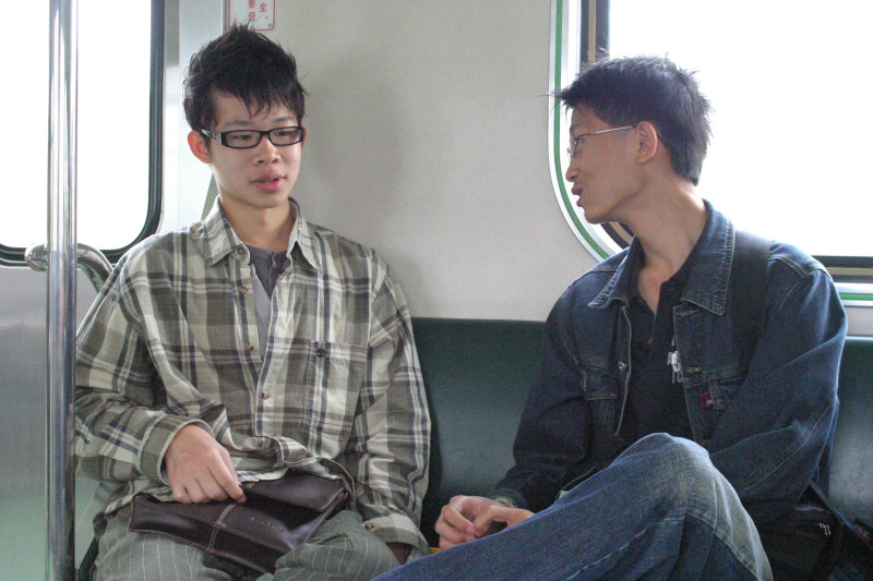 台灣鐵路旅遊攝影街拍帥哥交談旅客(1)2005-04-17攝影照片4