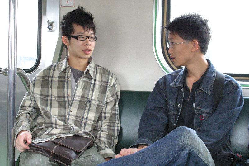 台灣鐵路旅遊攝影街拍帥哥交談旅客(1)2005-04-17攝影照片7