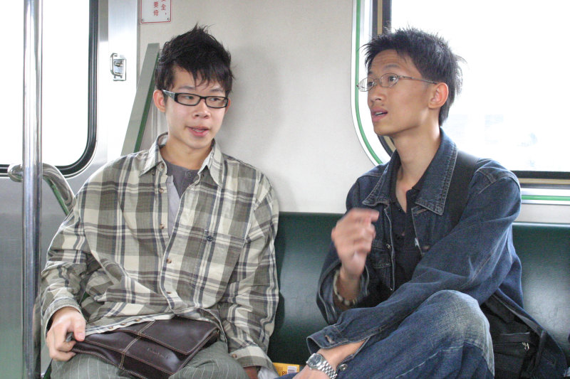 台灣鐵路旅遊攝影街拍帥哥交談旅客(1)2005-04-17攝影照片8