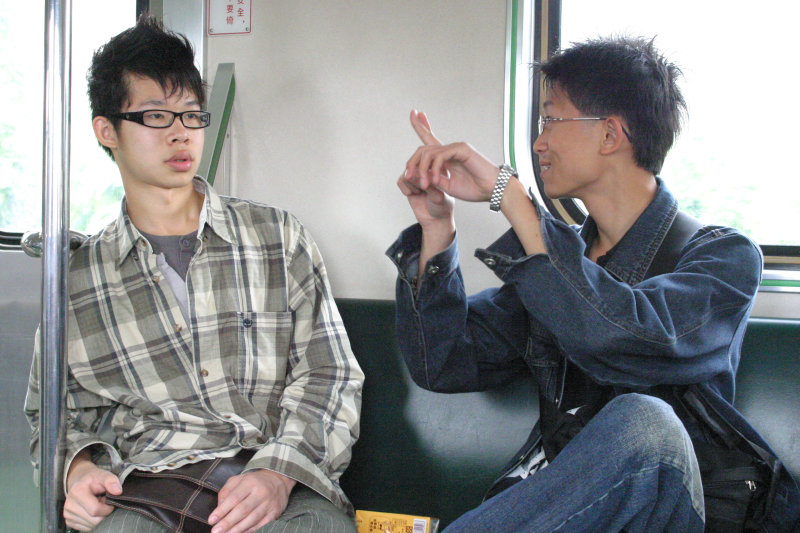 台灣鐵路旅遊攝影街拍帥哥交談旅客(1)2005-04-17攝影照片9