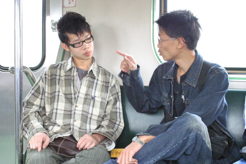 台灣鐵路旅遊攝影街拍帥哥交談旅客(1)2005-04-17攝影照片10
