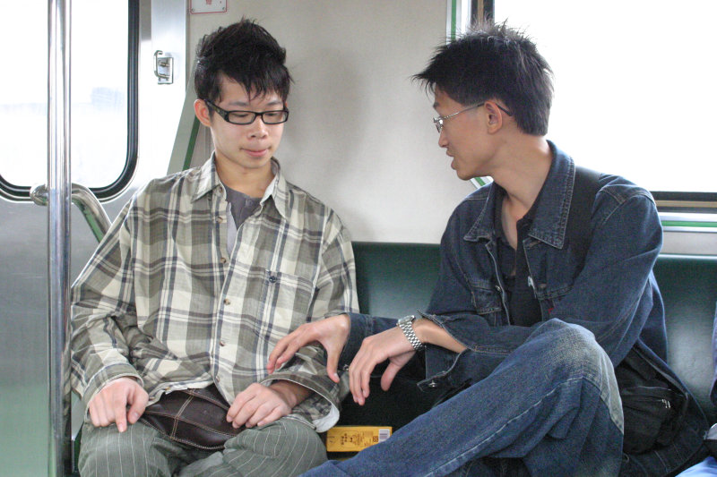 台灣鐵路旅遊攝影街拍帥哥交談旅客(1)2005-04-17攝影照片11