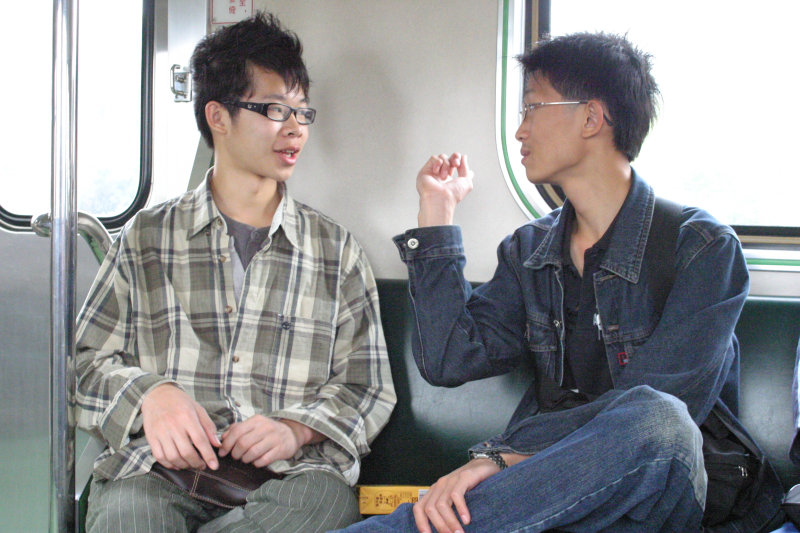 台灣鐵路旅遊攝影街拍帥哥交談旅客(1)2005-04-17攝影照片12