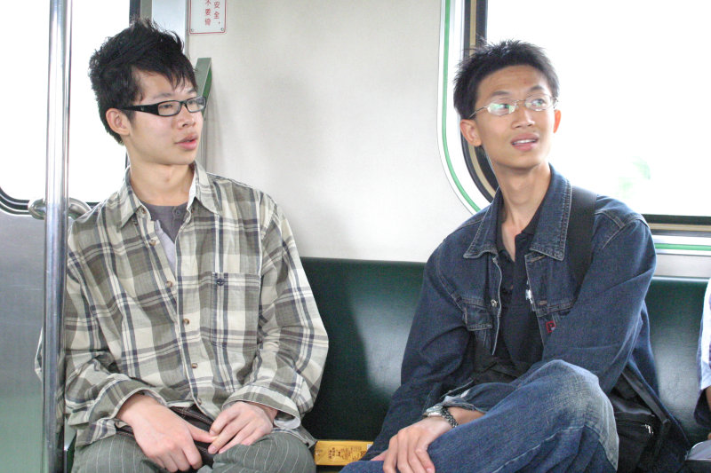 台灣鐵路旅遊攝影街拍帥哥交談旅客(1)2005-04-17攝影照片14
