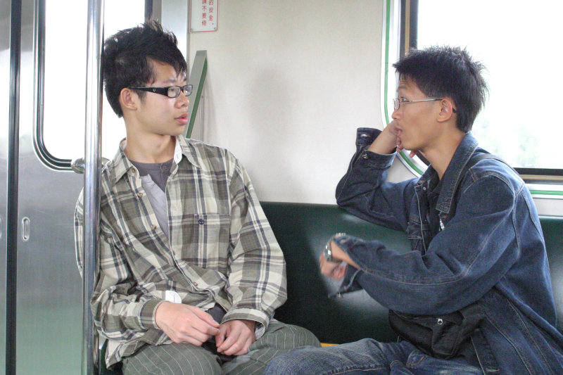 台灣鐵路旅遊攝影街拍帥哥交談旅客(1)2005-04-17攝影照片16