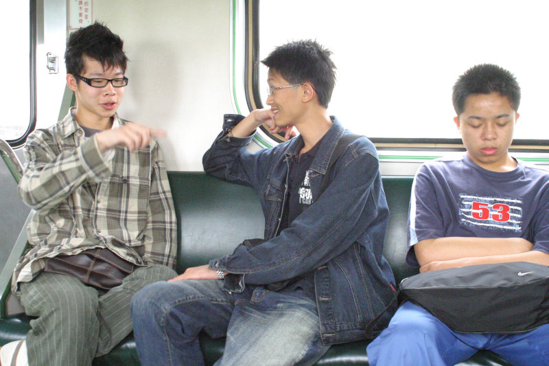 台灣鐵路旅遊攝影街拍帥哥交談旅客(1)2005-04-17攝影照片17