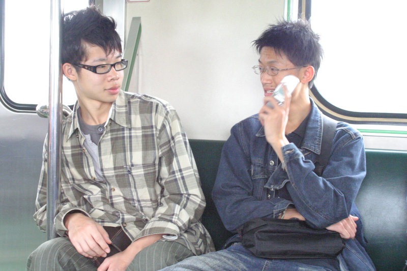 台灣鐵路旅遊攝影街拍帥哥交談旅客(1)2005-04-17攝影照片18
