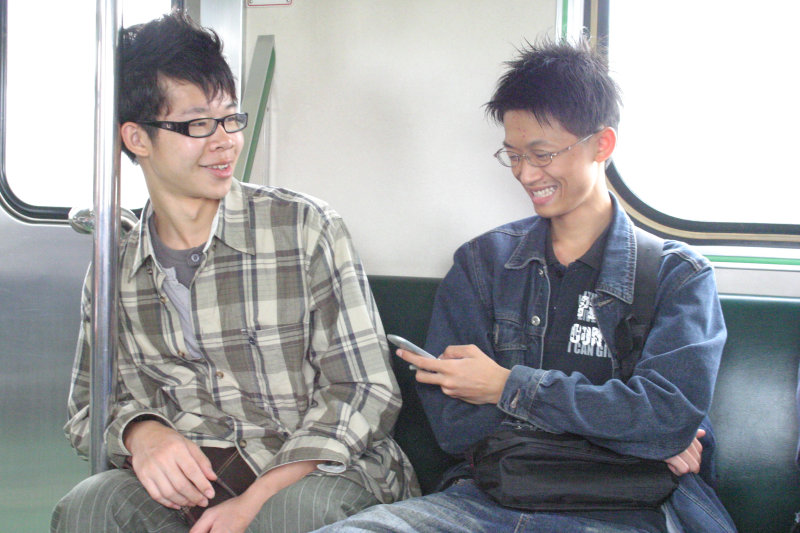 台灣鐵路旅遊攝影街拍帥哥交談旅客(1)2005-04-17攝影照片19