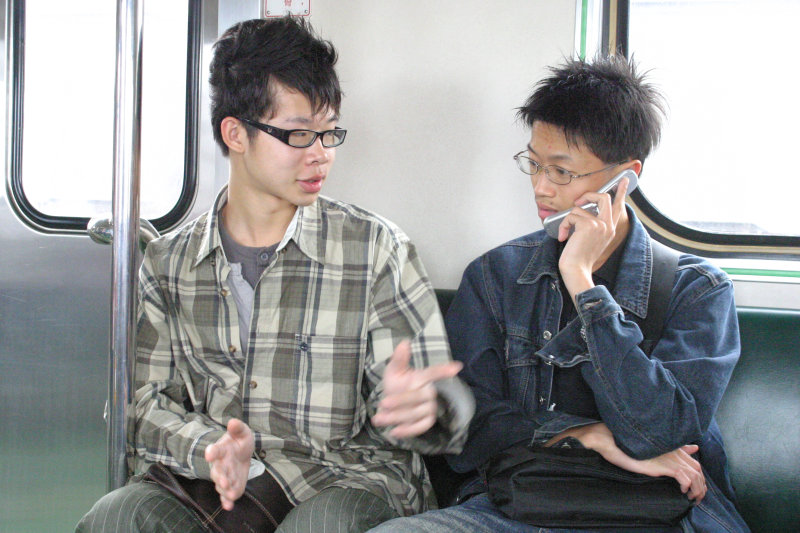 台灣鐵路旅遊攝影街拍帥哥交談旅客(1)2005-04-17攝影照片20